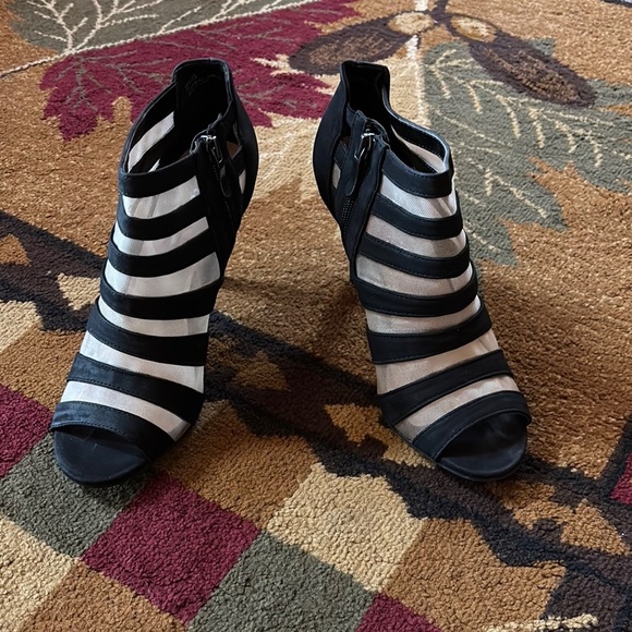 Black and White‎ Striped High Heels - Picture 1 of 7